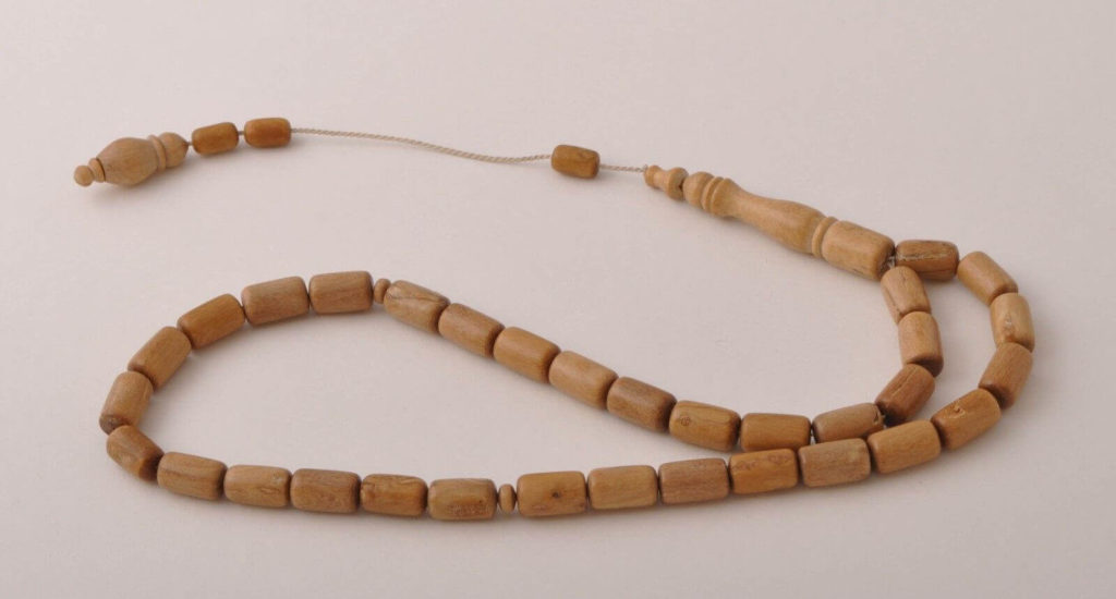 saudi arabesque - beige coral worry beads