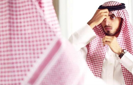 saudi arabesque - man wearing ghutra red and white