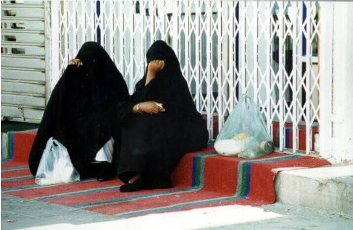 saudi arabesque - saudi women with shopping bags